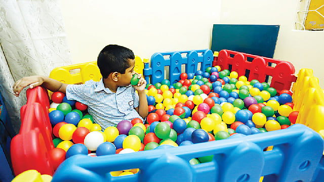 অটিস্টিক শিশুদের আত্মসচেতন করে তুলতে হবে, যাতে বয়ঃসন্ধিকালে গিয়ে তারা নিজেদের কিছু দায়িত্ব নিতে পারে। ছবি: অধুনা