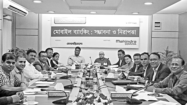 রাজধানীর কারওয়ান বাজারে প্রথম আলো কার্যালয়ে গতকাল ‘মোবাইল ব্যাংকিং: সম্ভাবনা ও নিরাপত্তা’ শীর্ষক গোলটেবিল বৈঠকে আলোচকেরা প্রথম আলো
