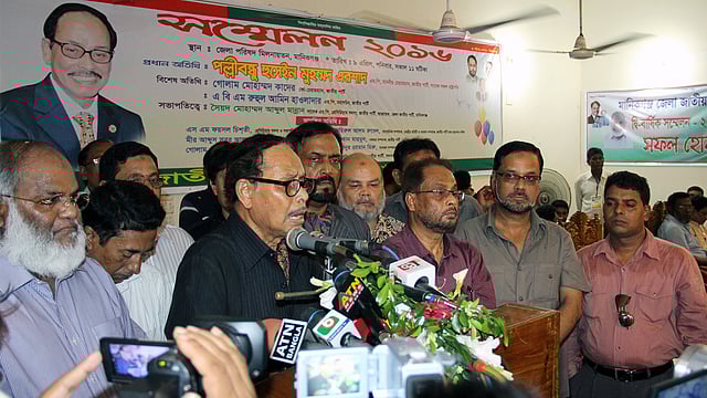 মানিকগঞ্জ জেলা পরিষদ মিলনায়তনে আজ শনিবার দুপুরে জেলা জাতীয় পার্টির সম্মেলনে প্রধান অতিথি হিসেবে বক্তব্য দেন দলের চেয়ারম্যান এরশাদ। ছবি: প্রথম আলো