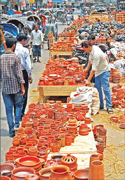 মৃৎশিল্পের সামগ্রীসহ নানা পণ্যে ভরপুর মেলা l প্রথম আলো