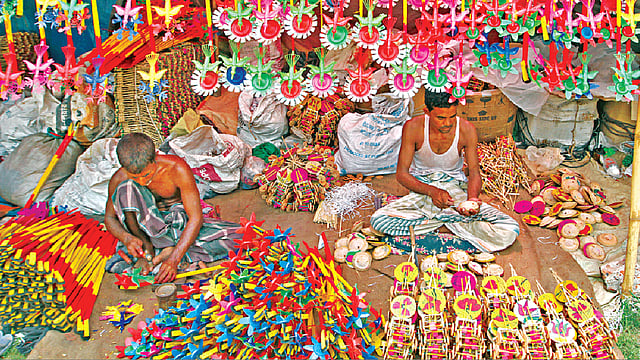 বছর ঘুরে এল জব্বারের বলীখেলা ও বৈশাখী মেলা। আজ রোববার থেকে শুরু হবে মেলার আনুষ্ঠানিকতা। এবারও নগরের আন্দরকিল্লা মোড় থেকে লালদীঘির পাড় ঘিরে আগেভাগে জমে গেছে মেলা। দেশের বিভিন্ন অঞ্চল থেকে পণ্য নিয়ে এসেছেন ক্ষুদ্র ব্যবসায়ী ও কারিগরেরা। বগুড়ার দুপচাঁচিয়া থেকে আসা একদল কারিগর নিজেদের তৈরি ছোটদের খেলনা ‘টমটম’ ও ‘চরকি’ সাজিয়ে বসেছেন। গতকাল বেলা ১১টার চিত্র l সৌরভ দাশ