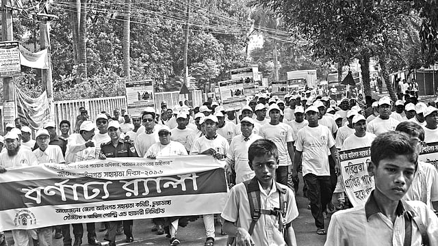 জাতীয় আইনগত সহায়তা দিবস উপলক্ষে গতকাল চুয়াডাঙ্গায় শোভাযাত্রা বের করা হয় l ছবি: প্রথম আলো