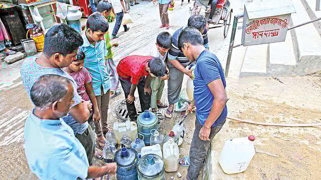 ঘরে পানি নেই। তেজতুরী বাজার এলাকার বাসিন্দারা স্থানীয় মসজিদ থেকে পানি সংগ্রহ করে প্রয়োজন মেটাচ্ছেন। গতকাল তোলা ছবি l প্রথম আলো