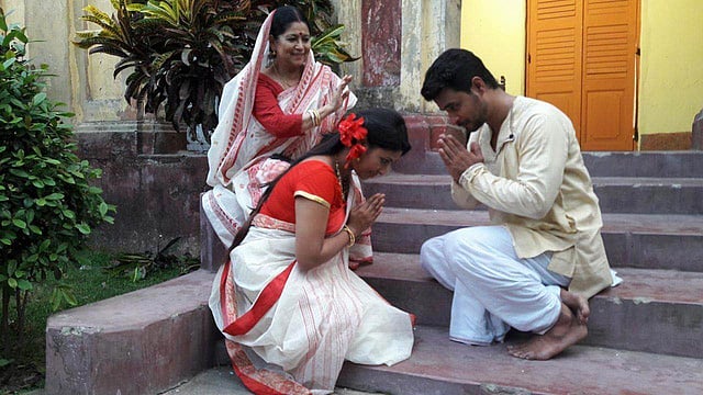 ‘পরনে ঢাকাই শাড়ি’ নাটকের দৃশ্যে লায়লা হাসান ও পূজা সেনগুপ্ত