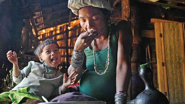 মাখা ভাতে মায়ের মমতা। ছবি: অধুনা