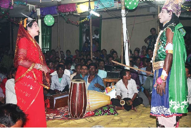 ঢপযাত্রায় নারায়ন ও লক্ষ্মীরূপী অভিনেতা–অিভনেত্রী। ছবি: আনিস মাহমুদ