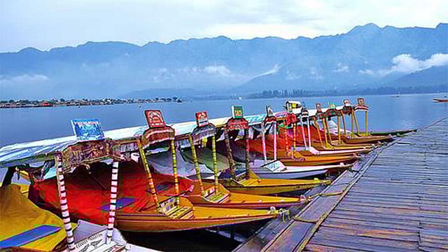 কাশ্মীর গেলে শ্রীনগরের ডাল লেকে নৌকায় ভ্রমণ রোমান্টিকতার এক অপূর্ব প্রতিচ্ছবি হিসেবে ধরা হয়। ছবি: সংগৃহীত