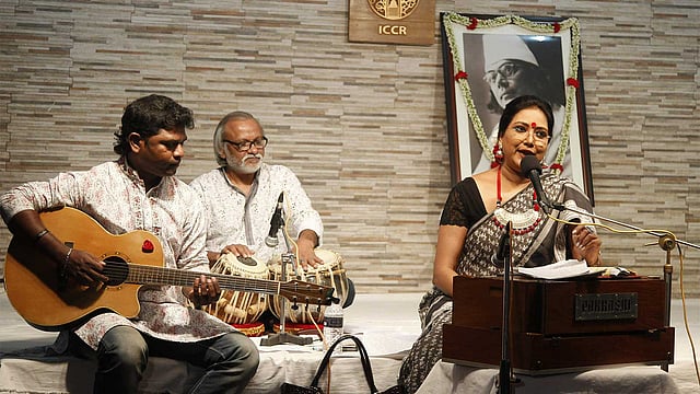 গুলশানের ইন্দিরাগান্ধী সাংস্কৃতিক কেন্দ্রে গান করছেন অনিন্দিতা কাজী। ছবি: সাজিদ হোসেন