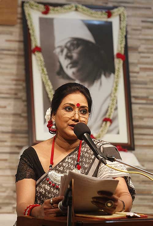 অনিন্দিতা কাজী নজরুলকে নিয়ে বললেন আপন ভাবনার কথা, জানালেন তার জীবনী আর তারই মাঝে তিনি গাইলেন গান। ছবি: সাজিদ হোসেন