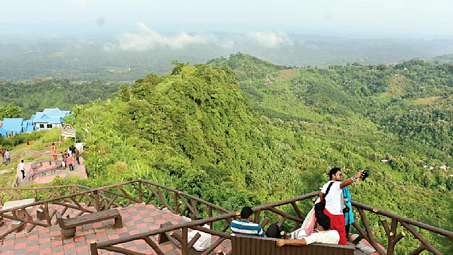 জীবনে রোমাঞ্চ আনতে ভ্রমণের কোনো বিকল্প নেই। ছবি: অধুনা