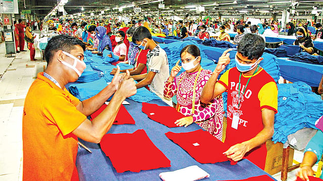 গাজীপুরের কোনাবাড়ীর জরুন এলাকায় কেয়া গ্রুপের পোশাক কারখানায় কর্মরত ৬ হাজার ৪৬১ জন শ্রমিকের মধ্যে ৯৬৬ জনই শ্রবণ ও বাক্প্রতিবন্ধী। কাজের সময় নিজেদের মধ্যে ইশারা ভাষা ব্যবহার করেন তাঁরা l ছবি: জিয়া ইসলাম