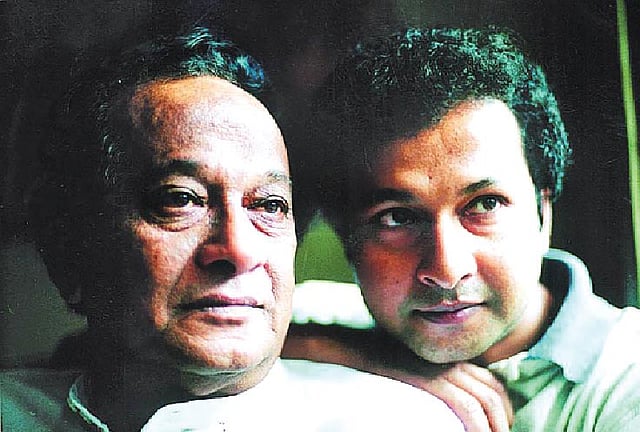 রাজ্জাক ও তাঁর ছেলে বাপ্পা রাজের কোনো এক মুহূর্তের ছবি