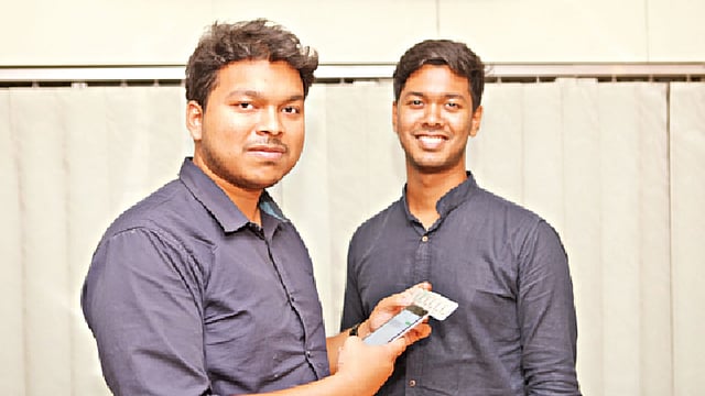 নিজেদের তৈরি প্রযুক্তি হাতে সৌভিক ও সৌমিক l ছবি: খালেদ সরকার