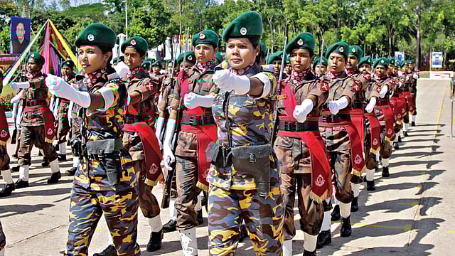 বিজিবিতে প্রথমবারের মতো নিয়োগ পাওয়া নারী সৈনিকদের কুচকাওয়াজ। গতকাল সকালে চট্টগ্রামের সাতকানিয়ায় বাইতুল ইজ্জতের বর্ডার গার্ড ট্রেনিং সেন্টার অ্যান্ড স্কুলের প্যারেড মাঠ থেকে তোলা ছবি l জুয়েল শীল