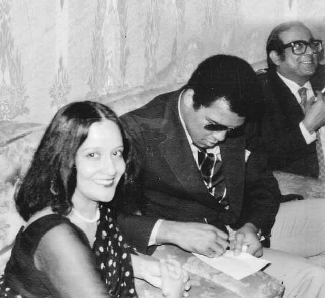 দুবাই বিমানবন্দরে লেখক ও তাঁর স্ত্রীর মাঝখানে মোহাম্মদ আলী