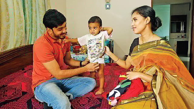 বাচ্চার দেখভালের দায়িত্ব নিতে হবে বাবাকেও। মডেল: সুমন, ইয়াফি ও তাসরিবা। ছবি: সুমন ইউসুফ