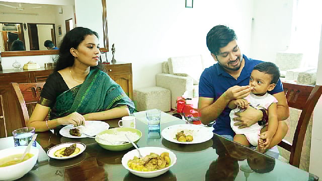 খাবার টেবিলের এই দৃশ্যটি স্বাভাবিক মনে করতে হবে