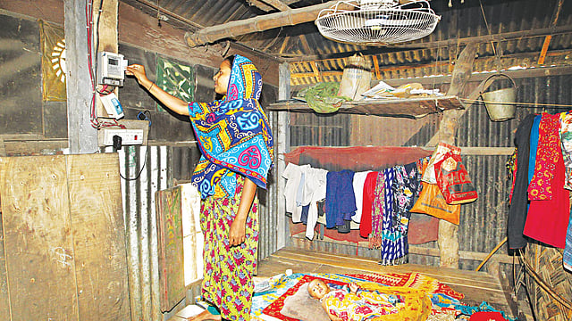 নরসিংদীর রায়পুরা উপজেলার পাড়াতলিতে ঘরে ঘরে ব্যবহার করা হয় সৌরবিদ্যুৎ। কার্ড ব্যবহার করে বিদ্যুতের প্রিপেইড মিটার রিচার্জ করছেন এক গ্রাহক l ছবি: সাজিদ হোসেন