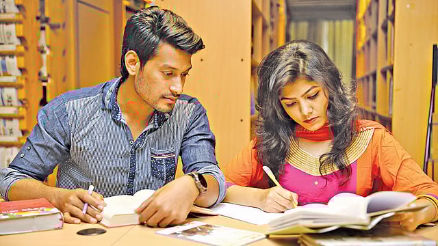 পড়তে বসলে সামনের কয়েক ঘণ্টায় কী পড়বেন, সেটা লিখে ফেলুন। ছবি: প্রথম আলো