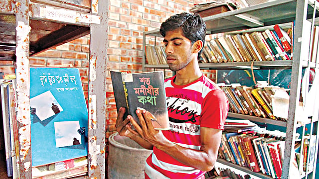 সীমান্ত গ্রন্থাগারে বই হাতে এক পাঠক l মনিরুল আলম