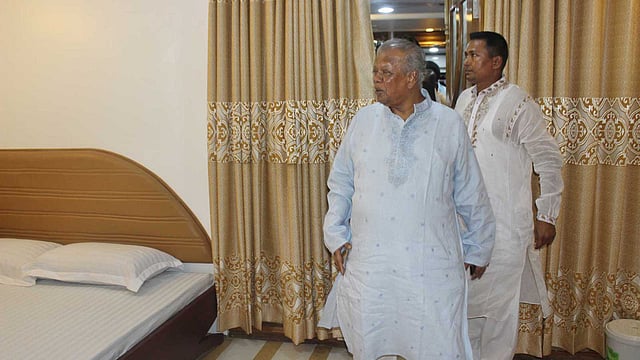 বিলাসবহুল লঞ্চটি ঘুরে দেখেন শিল্পমন্ত্রীসহ অতিথিরা। ছবি: ফোকাস বাংলা