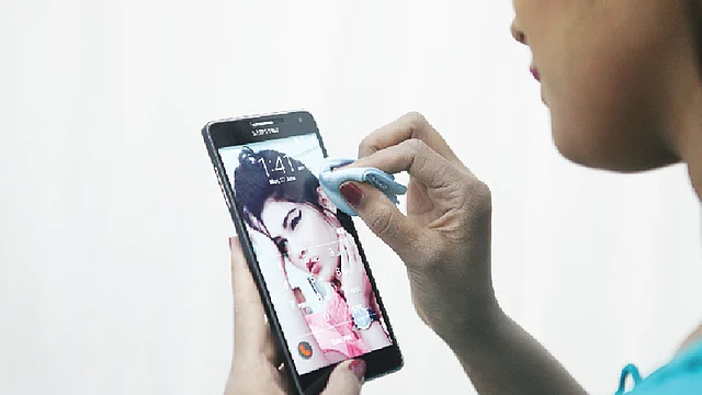 নিয়মিত যত্ন নিন স্মার্টফোনের। ছবি: প্রথম আলো