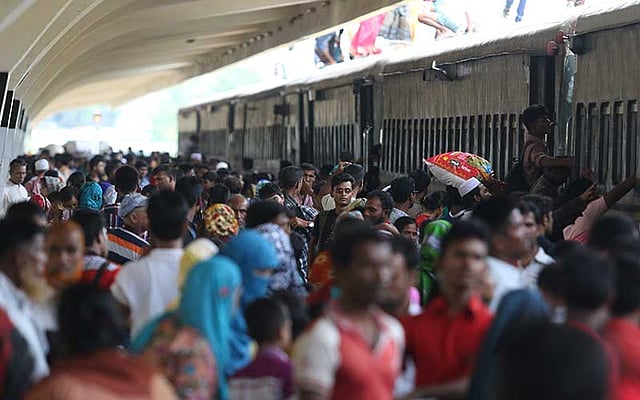 ঈদের ছুটি শেষ, রাজধানীতে ফিরতে শুরু করেছে মানুষ। ছবিটি আজ শনিবার দুপুরে কমলাপুর রেল স্টেশন থেকে তোলা: আবদুস সালাম