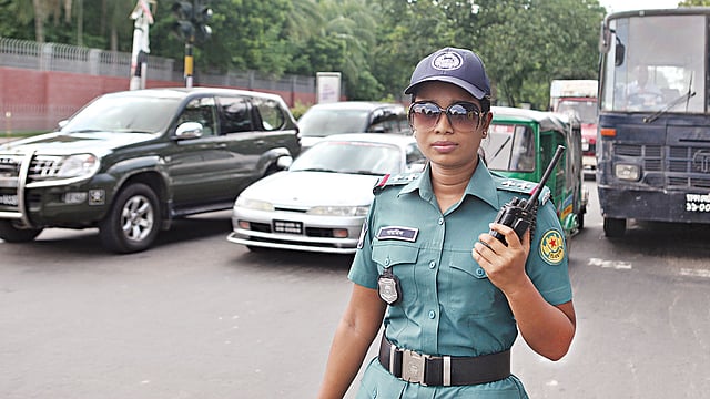ট্রাফিক নিয়ন্ত্রণ করছেন সার্জেন্ট শারমিন