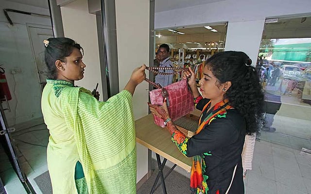 সম্প্রতি জঙ্গি হামলার ঘটনায় রাজধানীর বিভিন্ন গুরুত্বপূর্ণ স্থানে বাড়ানো হয়েছে নিরাপত্তা। এরই অংশ হিসেবে বিভিন্ন শপিং সেন্টারে আগত গ্রাহকদের তল্লাশি করে ভেতরে যাওয়ার সুযোগ দেওয়া হয়। ছবিটি আজ বিকেলে গুলশান থেকে তোলা ৷ ছবি সাবিনা ইয়াসমিন৷