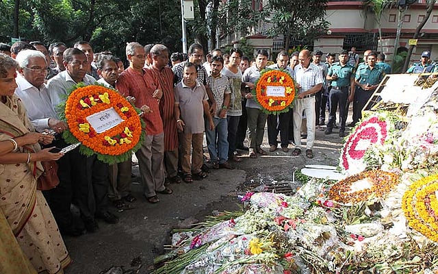গুলশান হলি আর্টিজান রেস্তোরাঁয় সন্ত্রাসী হামলায় নিহত ২০ জিম্মির স্মরণে রেস্তোরাঁর সামনের রাস্তায় বাংলাদেশ হিন্দু বৌদ্ধ খ্রিষ্টান ঐক্য পরিষদ ফুল দিয়ে শ্রদ্ধা জানায়। ছবি: সাহাদাত পারভেজ
