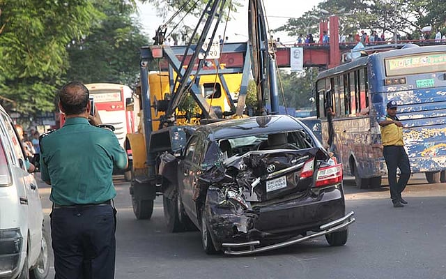 রাজধানীর বিমানবন্দর সড়কে ৭১ পরিবহন নামের একটি বাসের ধাক্কায় প্রাইভেট কার দুমড়েমুচড়ে যায়। ছবিটি আজ বৃহস্পতিবার খিলক্ষেত এলাকা থেকে তোলা হয়। ছবি: মনিরুল আলম