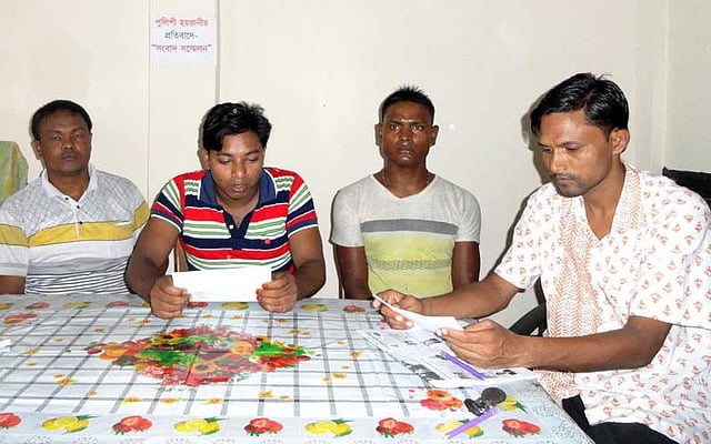 লালমনিরহাটের আদিতমারী থানার সদ্যবিদায়ী এএসআই গোলাম মোস্তফার হয়রানি ও হুমকির প্রতিবাদে আজ বৃহস্পতিবার আদিতমারী প্রেসক্লাবে সংবাদ সম্মেলন করা হয়েছে। সংবাদ সম্মেলনে লিখিত বক্তব্য পাঠ করেন আশরাফুজ্জামান রাজু। ছবি: প্রথম আলো