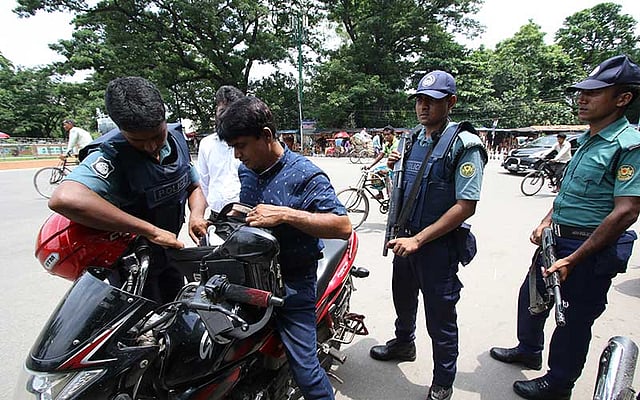 সম্প্রতি জঙ্গি হামলার ঘটনায় রাজধানীর বিভিন্ন গুরুত্বপূর্ণ স্থানে বাড়ানো হয়েছে নিরাপত্তা। ছবিটি আজ বৃহস্পতিবার সকালে ঢাকা বিশ্ববিদ্যালয়ের দোয়েল চত্বর এলাকা থেকে তোলা: সাইফুল ইসলাম
