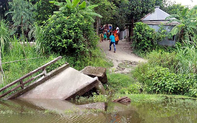 মানিকগঞ্জের সাটুরিয়া উপজেলার বালুরচর এলাকার এই সেতুটি ১৯৮৮ সালের বন্যায় ধসে যায়। এর পর আর সেতু নির্মাণ না করায় আশপাশের ১৫ হাজার মানুষকে চরম ভোগান্তি পোহাতে হয়। ছবিটি বুধবার তোলা। ছবি: আবদুল মোমিন