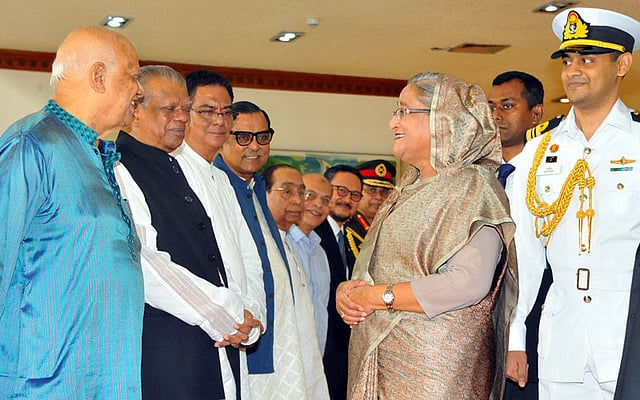 উলানবাটোরের উদ্দেশে ঢাকা ছাড়ার আগে হজরত শাহজালাল আন্তর্জাতিক বিমানবন্দরে প্রধানমন্ত্রী শেখ হাসিনাকে বিদায় জানান মন্ত্রিসভার সদস্যসহ ঊর্ধ্বতন কর্মকর্তারা। ছবি: ফোকাস বাংলা