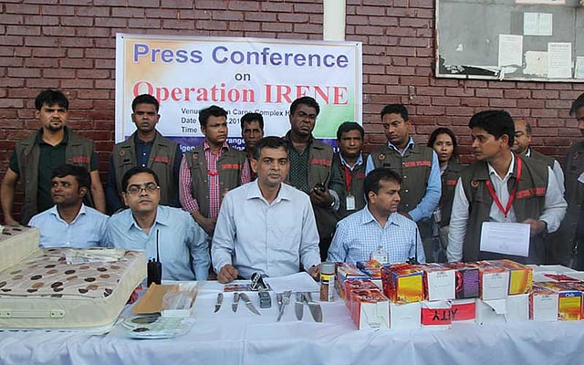 ডগ স্কোয়াড দিয়ে হজরত শাহজালাল আন্তর্জাতিক বিমানবন্দরে ফ্রেইট ইউনিটের কুরিয়ার ও পোস্টাল শাখায় তল্লাশি অভিযানে চালিয়ে উদ্ধার করা হয় পার্সেল, ৭ হাজার ৪০০টি যৌন উত্তেজক বড়ি ও ছুরি। উদ্ধারের পর প্রেস কনফারেন্স করা হয়। ছবিটি আজ বৃহস্পতিবার বেলা সাড়ে তিনটার দিকে তোলা। ছবি: মনিরুল আলম