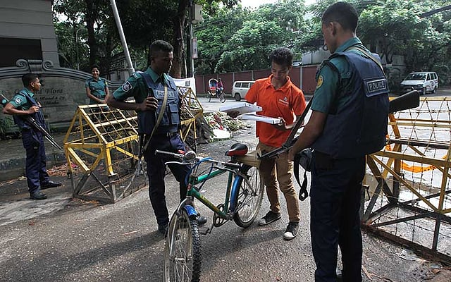 রাজধানী গুলশানের হলি আর্টিজান বেকারি রেস্তোরাঁয় জঙ্গি হামলায় পর ৭৯ নম্বর সড়কের প্রবেশমুখে ব্যারিকেড দেওয়া হয়েছে। এখন তল্লাশি করে ভেতরে যেতে দেওয়া হচ্ছে। ছবি: সাহাদাত পারভেজ