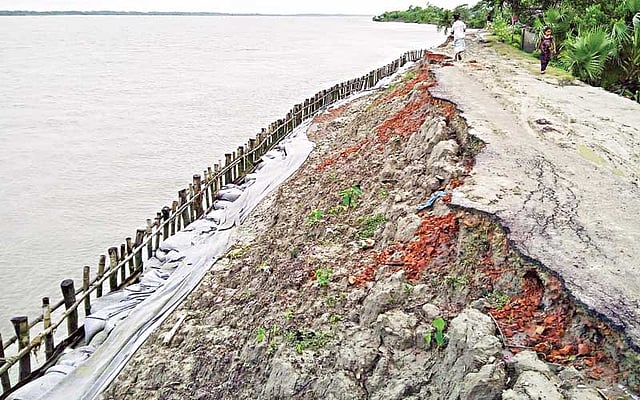 বরগুনা সদরের গোলবুনিয়া এলাকার বাঁধ নদীগর্ভে বিলীন হওয়ার উপক্রম হয়েছে। গত মঙ্গলবার তোলা ছবি l প্রথম আলো