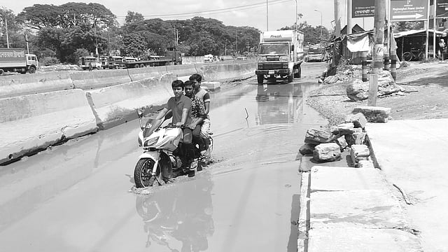 ঢাকা-চট্টগ্রাম মহাসড়কের নারায়ণগঞ্জের সোনারগাঁ উপজেলার মেঘনা সেতুর দক্ষিণ প্রান্তে সড়কের পশ্চিম পাশের লেনে জমে আছে বৃষ্টির পানি। ছবিটি গতকাল তোলা l প্রথম আলো