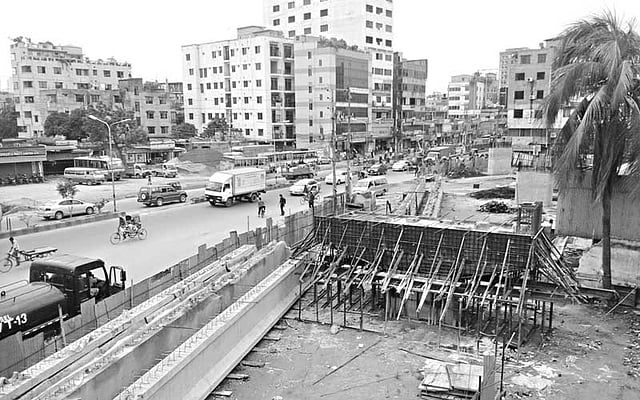 হাতিরঝিল প্রকল্পের মধ্য বাড্ডায় উত্তর ইউলুপের নির্মাণকাজ ঈদের ছুটির পর এখনো শুরু হয়নি। প্রগতি সরণির পূর্ব পাশে নির্মাণাধীন স্থাপনা দেখা গেলেও ঠিক বিপরীতে পশ্চিম পাশে নির্ধারিত জায়গা ফাঁকা পড়ে আছে ছয় মাস ধরে l প্রথম আলো