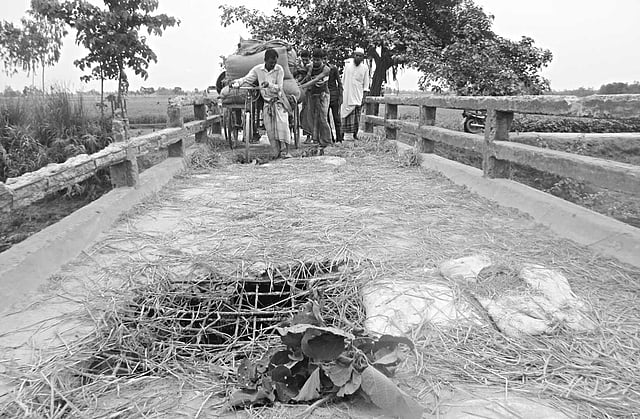কুড়িগ্রামের নাগেশ্বরীর নুনখাওয়া ইউনিয়নের এই সেতুটির মাঝখানের রড বেরিয়ে এসেছে। সম্প্রতি তোলা ছবি l প্রথম আলো