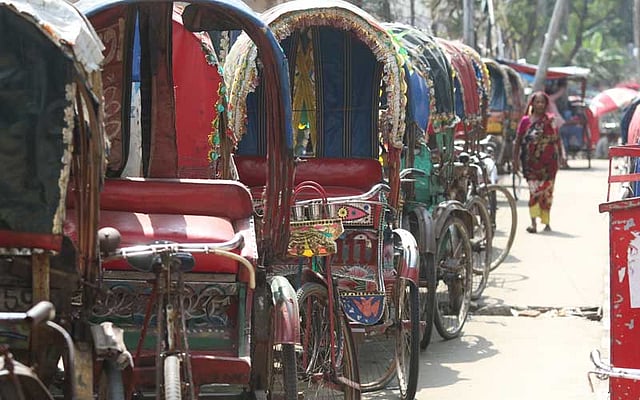 রাজধানীর চানখাঁরপুল এলাকায় নির্মাণাধীন শেখ হাসিনা জাতীয় বার্ন অ্যান্ড প্লাস্টিক সার্জারি ইনস্টিটিউটের সামনের সড়ক ও ফুটপাত দখল করে বসানো হয়েছে রিকশা স্ট্যান্ড। ছবিটি গতকাল বৃহস্পতিবার দুপুরে তোলা। ছবি: আবদুস সালাম