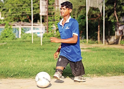 দুই পা নেই। শারীরিক এই সীমাবদ্ধতাকে জয় করেও তবু ফুটবলে মজে আছেন আবদুল্লাহ। গত মঙ্গলবার পল্টন ময়দান থেকে তোলা ছবি l জাহিদুল করিম