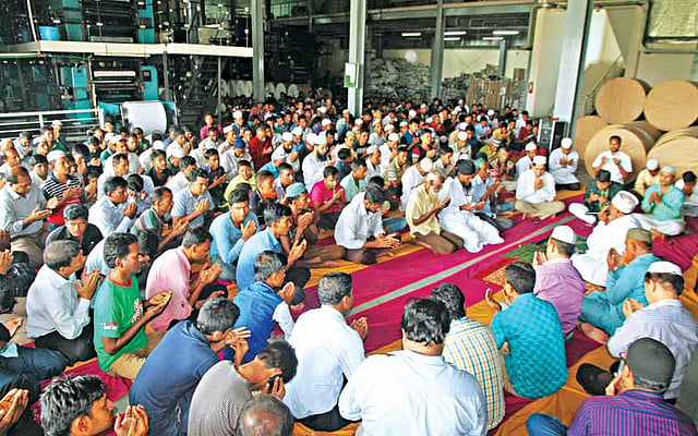 বগুড়া শহরতলির ফুলদীঘিতে গতকাল বাদ জোহর ট্রান্সকম বেভারেজ লিমিটেডের আয়োজনে গুলশানের রেস্তোরাঁয় জঙ্গি হামলায় নিহত ফারাজ আইয়াজ হোসেনের আত্মার মাগফিরাত কামনা করে মোনাজাত করা হয় l ছবি: প্রথম আলো