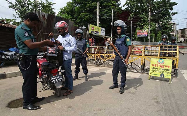 রাজধানীর গুলশানে রেস্তোরাঁয় জঙ্গি হামলার পর ঢাকেশ্বরী মন্দিরের নিরাপত্তা আরও জোরদার করা হয়েছে। মন্দিরের প্রবেশমুখে ব্যারিকেড বসিয়ে পথচারী ও যানবাহন তল্লাশি করা হচ্ছে। ছবিটি গতকাল বৃহস্পতিবার দুপুরে তোলা। ছবি: আবদুস সালাম