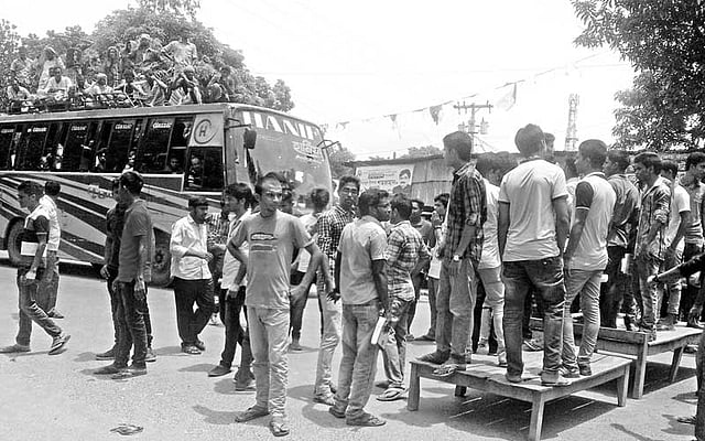 পাবনার সুজানগর উপজেলার জহুরুল কামাল ডিগ্রি কলেজ জাতীয়করণের তালিকা থেকে বাদ পাড়ায় স্থানীয় এলাকাবাসী পাবনা-ঢাকা মহাসড়ক ও কলেজের শিক্ষকদের অবরোধ করে বিক্ষোভ করেন। ছবিটি গতকাল দুপুরে তোলা l প্রথম আলো