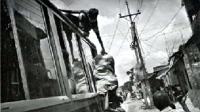 বাংলাদেশ: এক নারী বস্তাভর্তি ভারতীয় চোরাই মালপত্র নিজের মাথায় করে ছেলের হাতে দিচ্ছেন