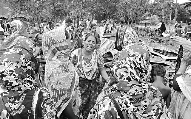 নীলফামারী সদরের চড়াইখোলা ইউনিয়নের আরাজি চড়াইখোলা মাস্টারপাড়া গ্রামে গত বুধবার রাতে অগ্নিকাণ্ডে ৫৭ পরিবারের দুই শতাধিক ঘর পুড়ে যায়। সর্বস্ব হারিয়ে আহাজারি করছেন এক নারী। ছবিটি গতকাল দুপুরে তোলা l প্রথম আলো