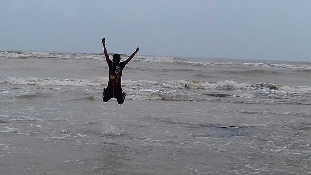 সাগরে নেমে অাপনিও এভাবে আনন্দে মেতে উঠতে পারেন।