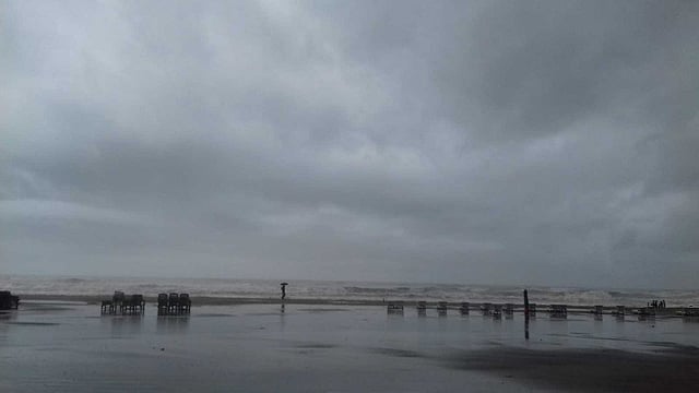 আকাশে ঘন মেঘ আর নিচে উত্তাল সাগর—যেন অপেক্ষা করছে আপনারই জন্য।